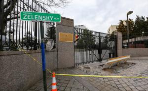 FOTO: AA / Tabla "Put predsjednika Zelenskog" ispred Ambasade Rusije